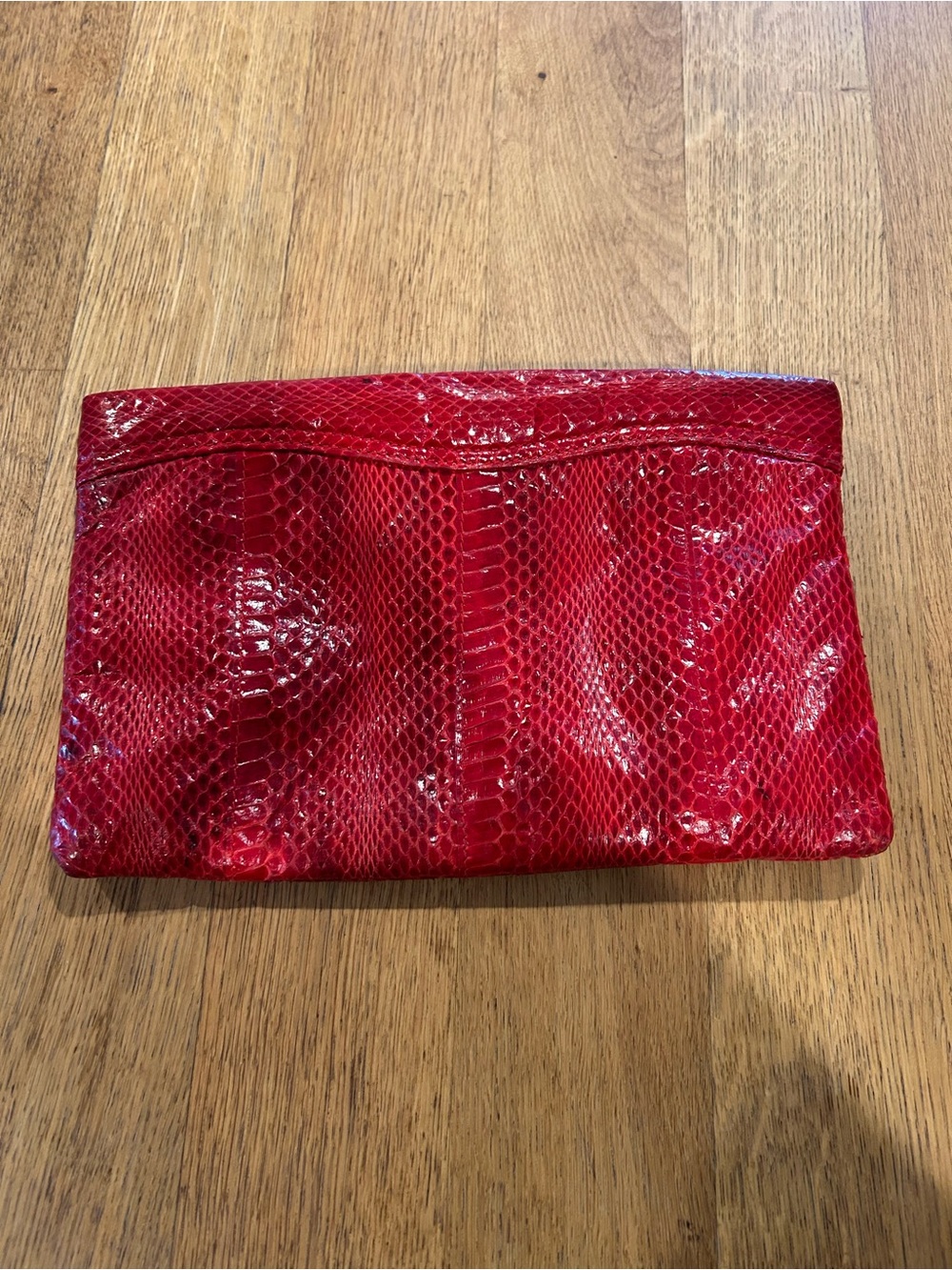 Shiny Red Snake-Effect Patent Clutch